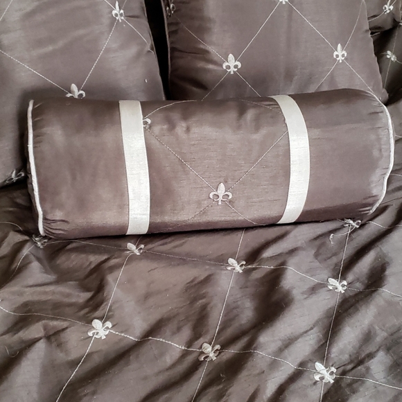 Comforter, 3 throw pillows and 2 pillow shams - Picture 2 of 4